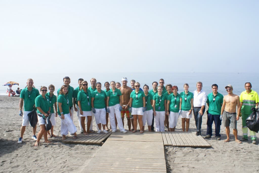El Ayuntamiento de Motril colabora con el Hotel Robinson en una jornada de limpieza de playas en la que participan los propios clientes