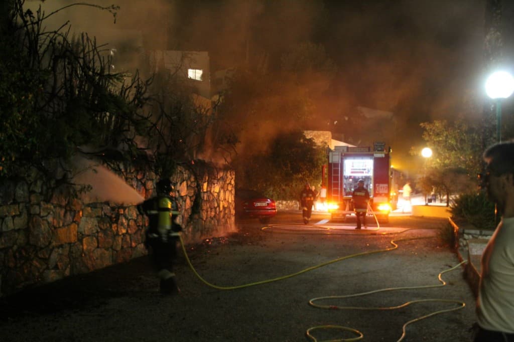 Aparatoso incendio en el jardín de una casa en Las Palomas, en La Herradura