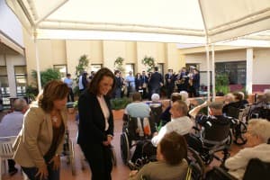 La alcaldesa de Motril visita a los mayores de las residencias