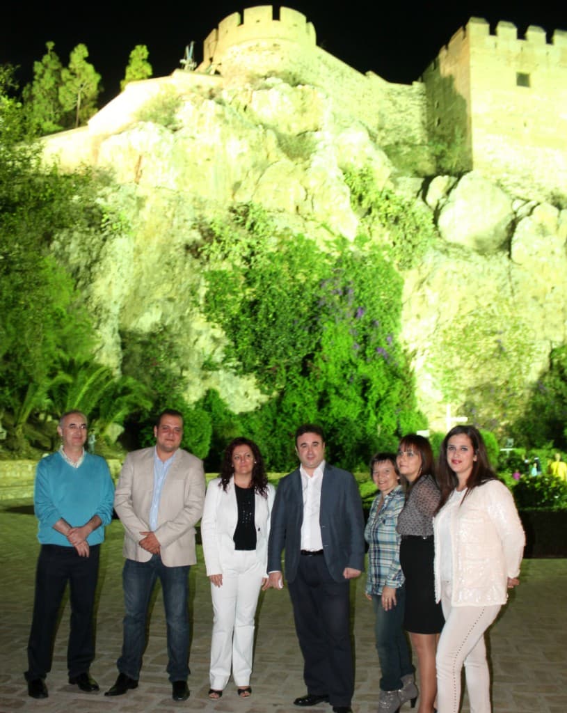 La iluminación del castillo árabe devuelve a Salobreña su imagen más emblemática