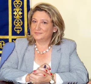 La alcaldesa de Almuñécar entrega el proyecto del Hotel de Siete Estrellas en Sevilla