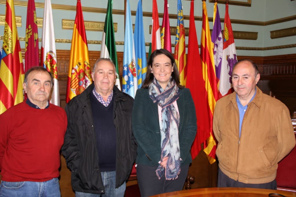 La alcaldesa de Motril recibe a los representantes de la asociación de la Cabalgata de los Reyes Magos