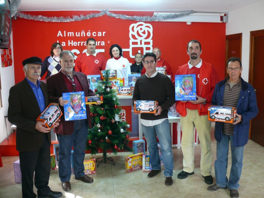 El PSOE entrega 42 juguetes nuevos a Cruz Roja para la campaña solidaria ‘Ningún Niño sin Juguete’