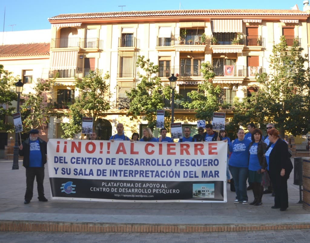 La Plataforma de Apoyo al Centro de Desarrollo Pesquero se manifiesta en la Plaza de España de Motril