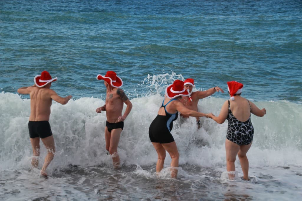 Turistas suecos reciben el año con un baño en la playa de San Cristóbal de Almuñécar