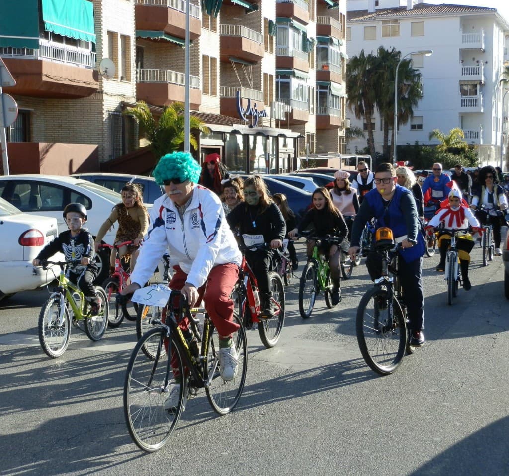 Más de un centenar de ciclistas con mucha imaginación y diversión participaron en el “Carnaval en Bici 2013” de Almuñécar