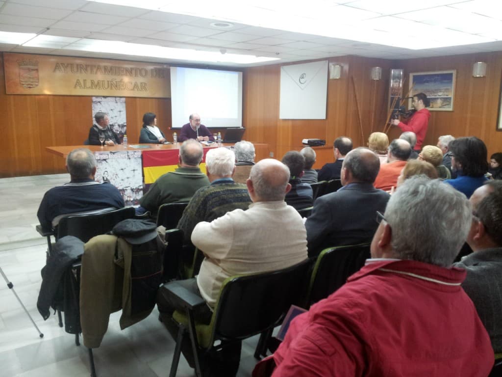 La conferencia sobre la “Desbandá” llenó el salón de actos de la Casa de la Cultura de Almuñécar
