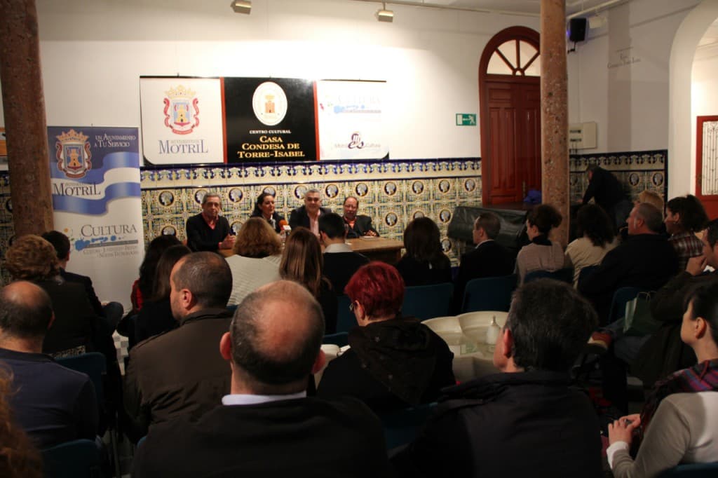 Rafael Casares eriza la piel en Motril con la presentación de su nuevo libro sobre enigmas y casas encantadas