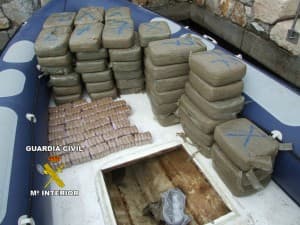 La Guardia Civil detiene a dos personas y decomisa una embarcación con casi cuatrocientos kilos de hachís