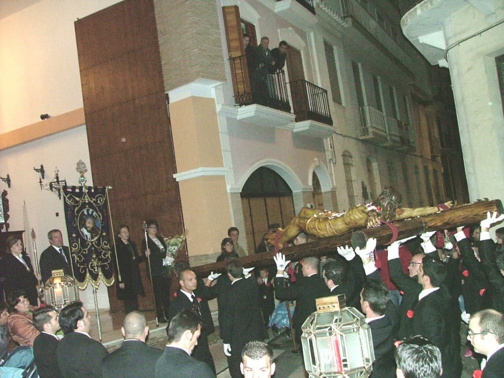 La fe y la devoción se hacen presentes en la calle al paso del Cristo de la Salud y su titular mariana