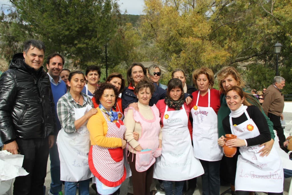 Más de 400 personas asisten al tradicional puchero de hinojos de la Garnatilla