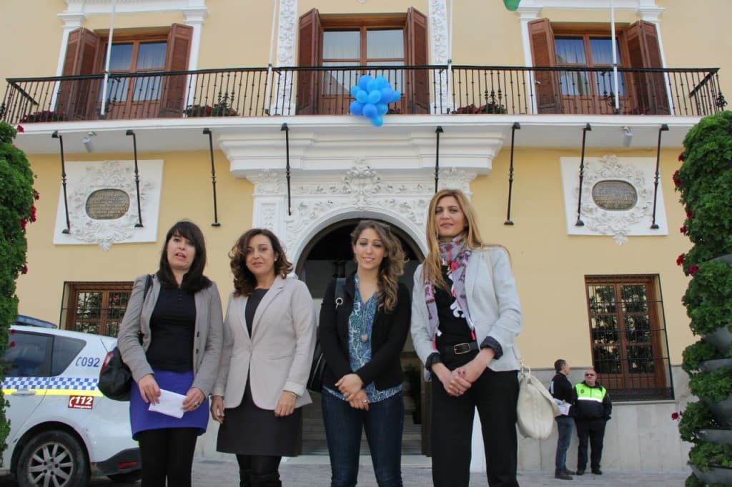 Motril se viste de azul para mostrar su respaldo ante el ‘Día mundial de concienciación sobre el Autismo’