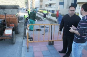 La Herradura amplía la reforma y rehabilitación del acerado de la playa