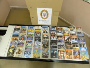 Detenidos dos individuos por venta ambulante de más de medio centenar de artículos falsificados