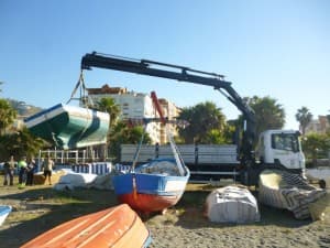 Almuñécar inicia la retirada de embarcaciones ilegales de las playas
