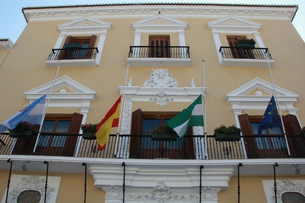 El pleno de Motril aplaza hasta septiembre los puntos de debate político como muestra de respeto hacia las víctimas del accidente en Santiago