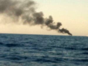 Se quema una embarcación frente a la playa de Velilla de Almuñécar