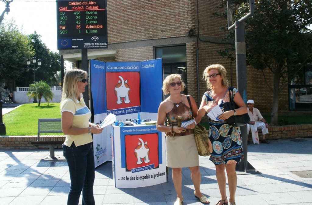 La campaña ‘No le des la espalda al problema’ sale a la calle para concienciar sobre la recogida de los residuos de nuestros perros