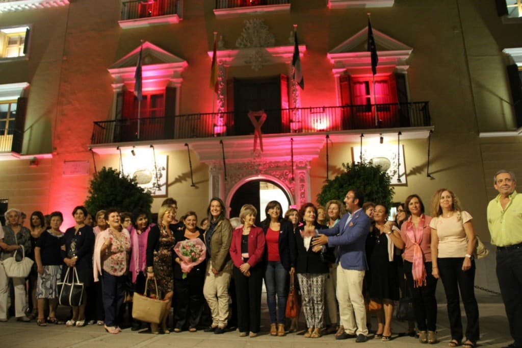 Motril se vistió de rosa para sumarse al Día mundial contra el cáncer de mama