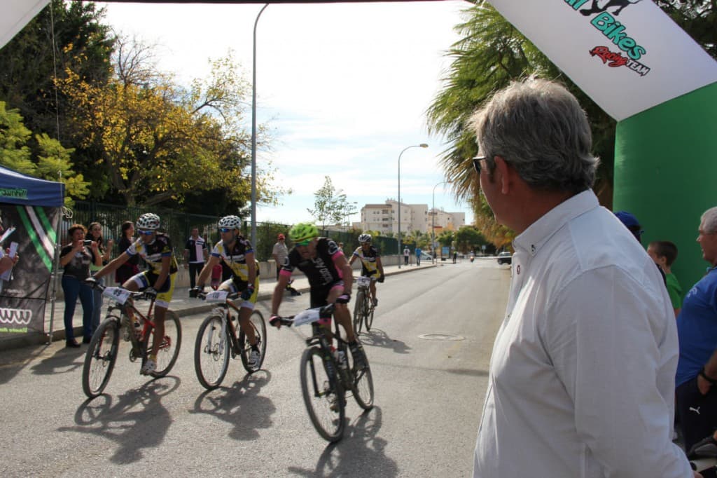 Casi dos centenares de ciclistas participan en la III Maratón Bull Bikes Motril 2013