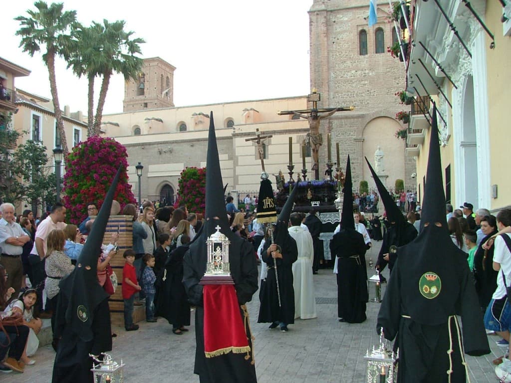 VIERNES SANTO Un incidente empaña la marcha procesional de la Vera Cruz en la calle