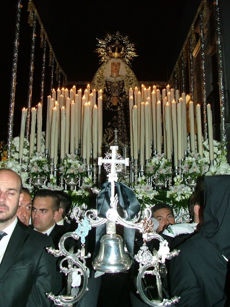 VIERNES SANTO EL SANTO SEPULCRO HACE OFICIAL EL ENTIERRO DE CRISTO EN SU SACRO CORTEJO