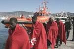 Llegan al puerto de Motril 39 inmigrantes rescatados en una patera