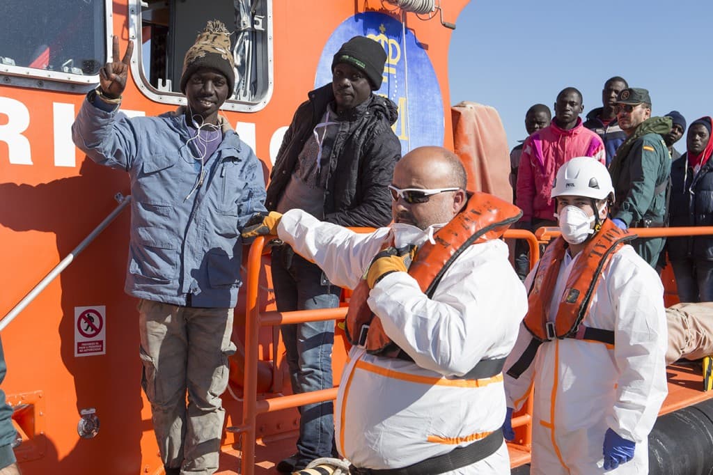 Llegan a puerto 56 inmigrantes rescatados de una balsa neumática en Alborán