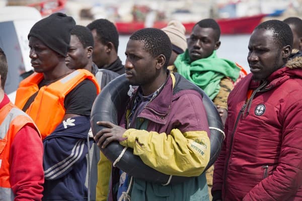 Llegan a puerto 64 personas rescatadas de dos pateras