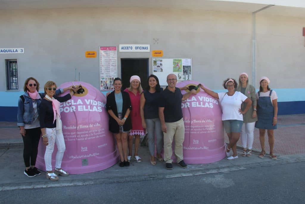 2 contenedores de vidrio rosa recaudan fondos para luchar contra el cáncer de mama