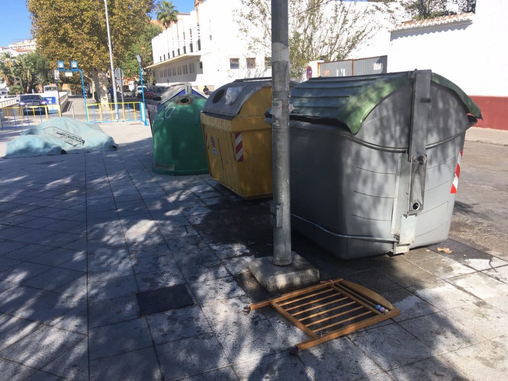 El PSOE vuelve a denunciar la situación de insalubridad en el entorno de la plaza de las Hermanas Mercedarias