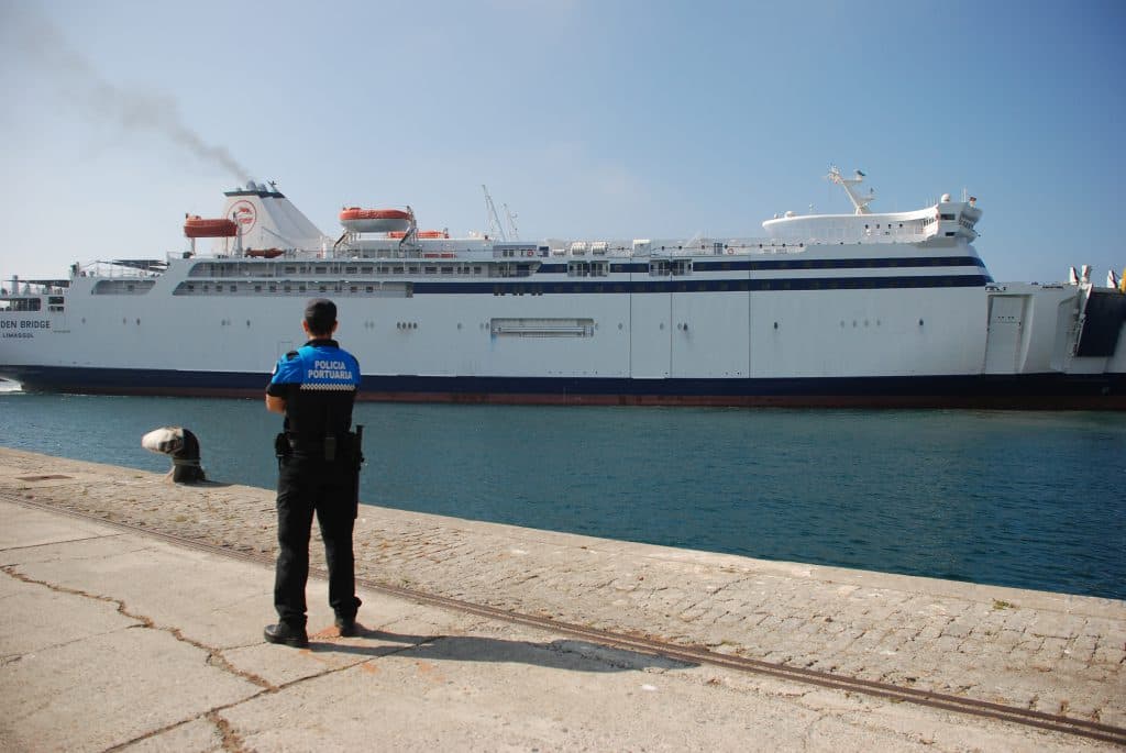 La Guardia Civil recupera en el puerto de Motril un grupo electrógeno robado cuando pretendían embarcarlo hacia Nador