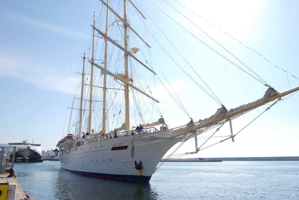 El Puerto de Motril recibe dos veleros de lujo en 48 horas