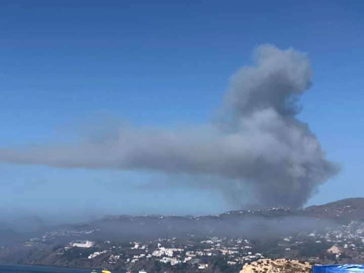 El incendio alcanza varias hectáreas de monte, subtropicales, almendros y el trastero de un cortijo en el Barranco La Golondrina en los municipios de Almuñécar e Ítrabo