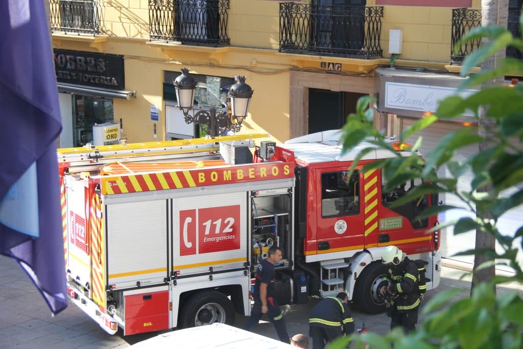 Unas velas encendidas causan un incendio en la terraza de una vivienda del barrio de San Miguel