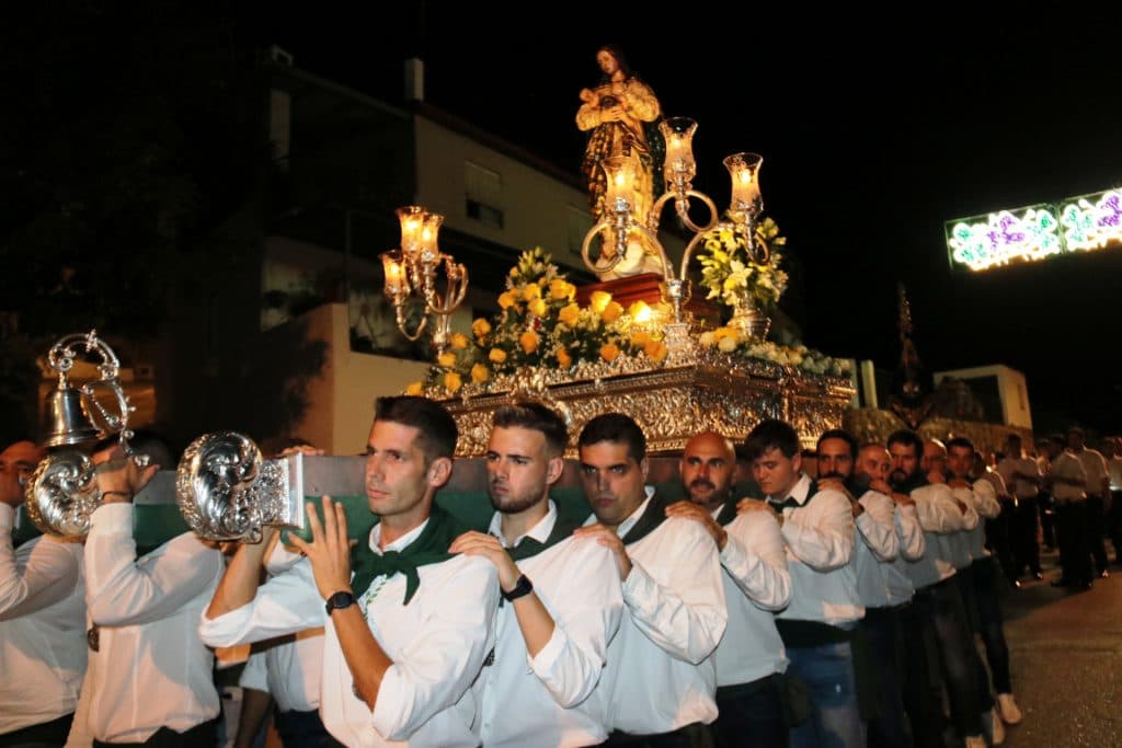 Torrecuevas vivió ayer el día grande de sus fiestas con la procesión de la Virgen Madre y los fuegos artificiales