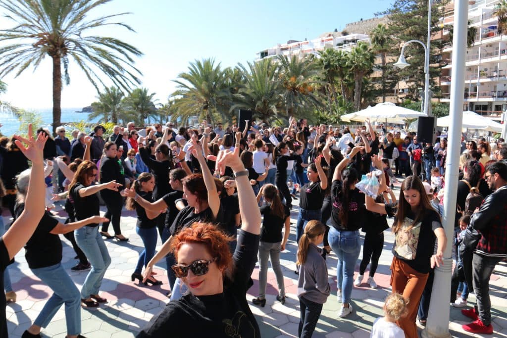 Almuñécar celebró el Día Internacional del Flamenco con una gran coreografía de baile cerca del mar