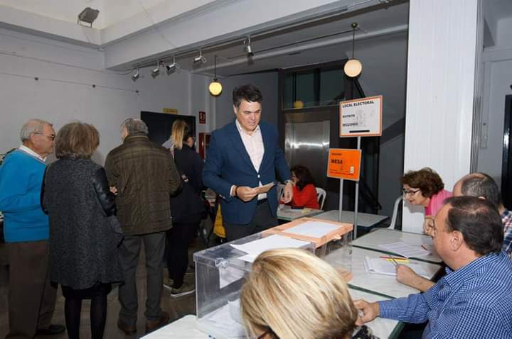 Candidatos y cargos públicos votan en la Costa Tropical