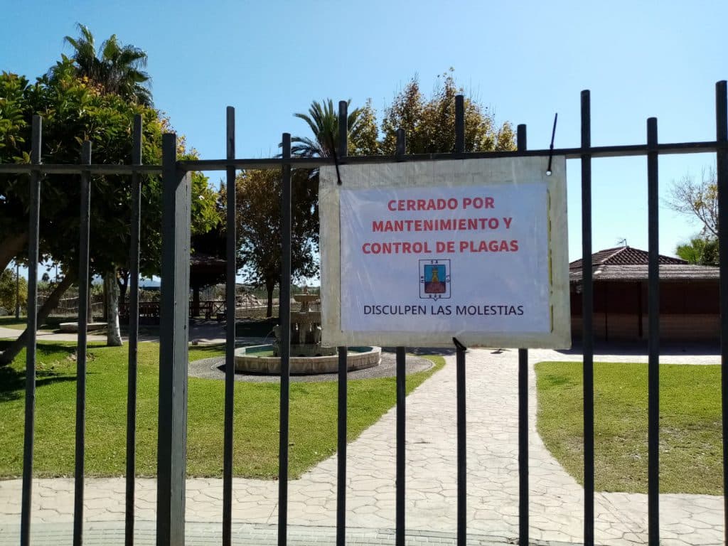 La construcción de un muro y una poda radical evitará la entrada de roedores al Parque La Fuente