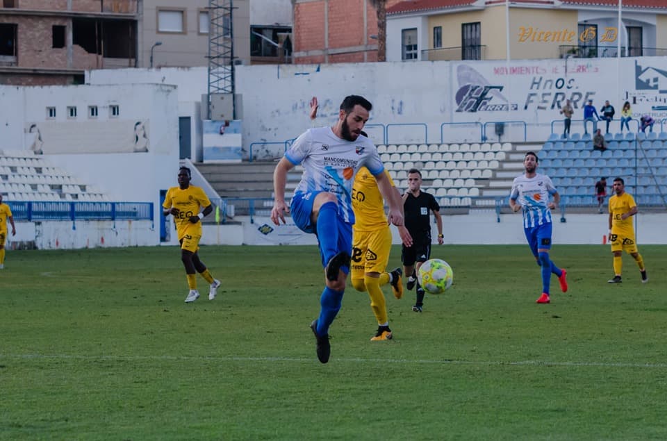 El CF Motril vence a domicilio y sigue en play off de ascenso