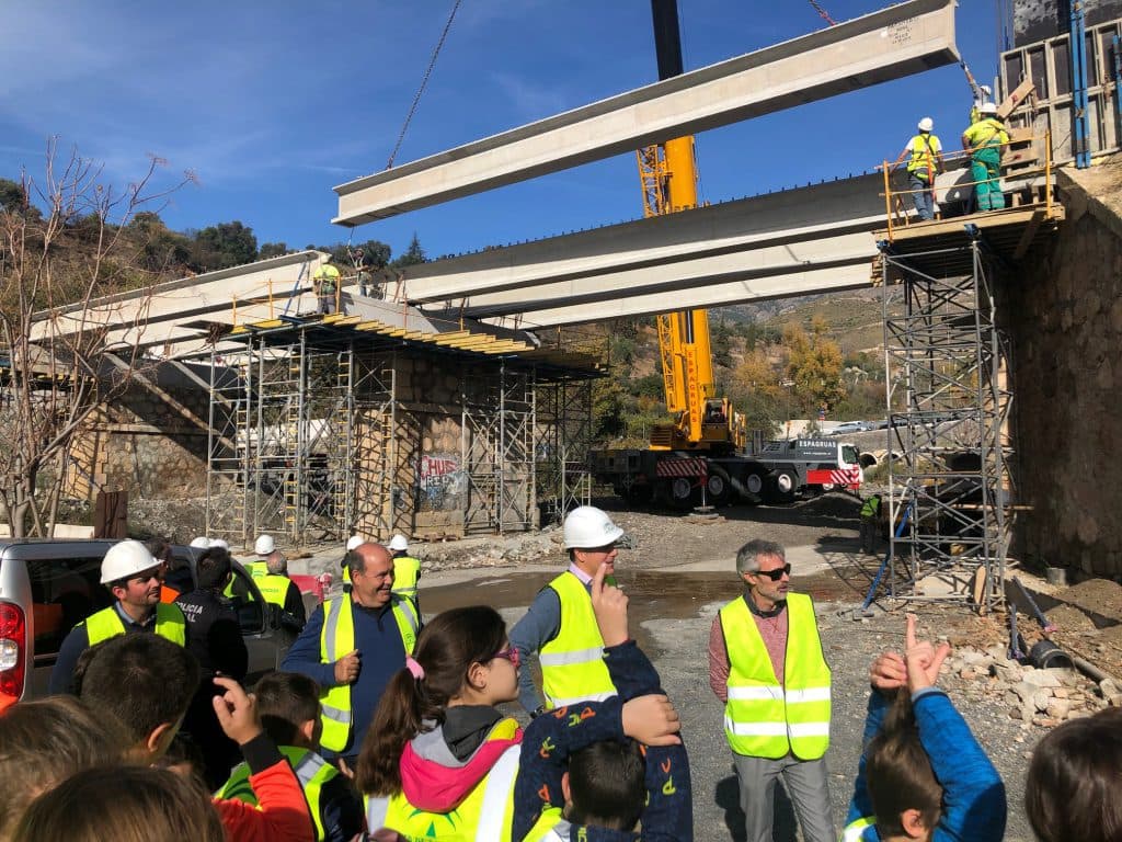 La colocación de enormes vigas para la reconstrucción del puente de Río Chico causa gran expectación en Órgiva