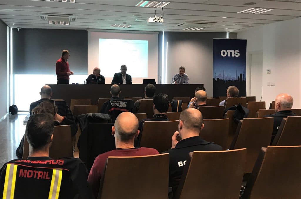 Los Bomberos de Motril asisten a un curso de rescate en ascensores