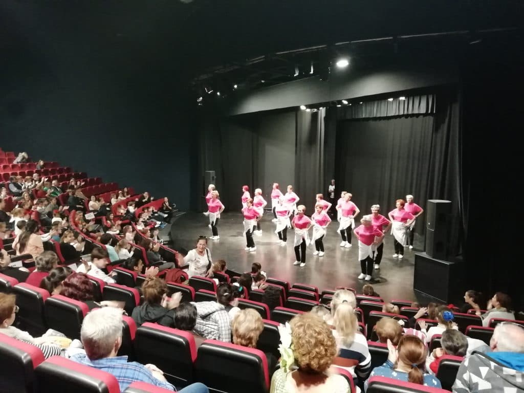 Los escolares del colegio Juan Ramón Jiménez celebran el Día del Abuelo