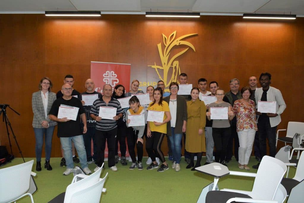 Cáritas Diocesana y Grupo La Caña clausuran un curso de formación para el empleo con un nivel de inserción del 81%