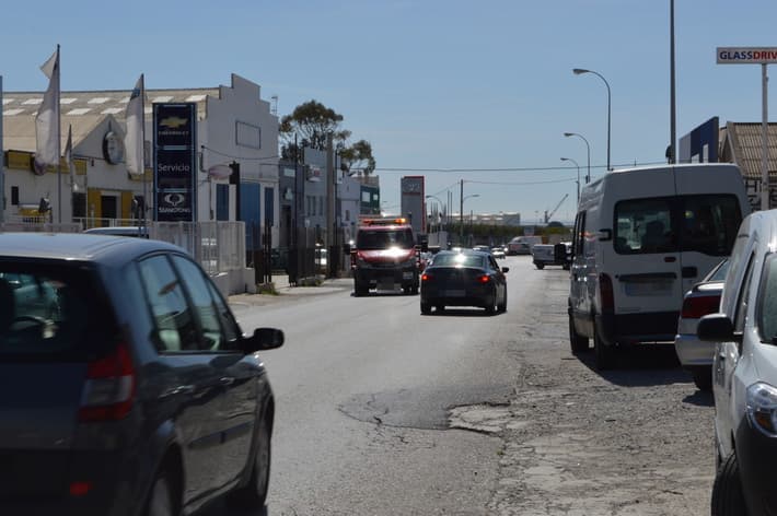 Corte de carretera en Motril por parte de los trabajadores del manipulado de frutos tropicales