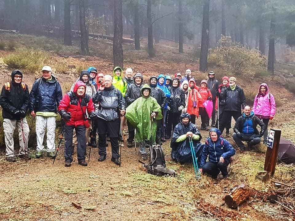 Una treintena de senderistas de Almuñécar recorrieron una ruta por Sierra Nevada bajo la niebla y la llovizna