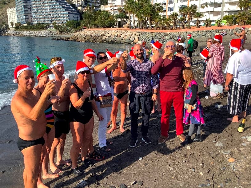 Tradicional baño de los turistas y residentes nórdicos en la playa de San Cristóbal