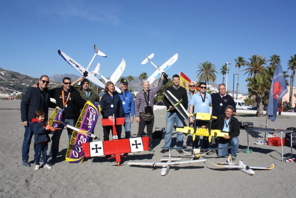 El Club Aeromodelismo Costa Tropical cierra temporada en la playa de Salobreña con el Manteca-Fly