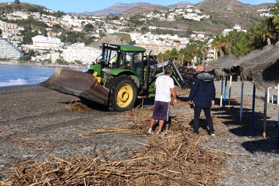 Almuñécar limpia y acondiciona las playas tras el temporal de este pasado fin de semana
