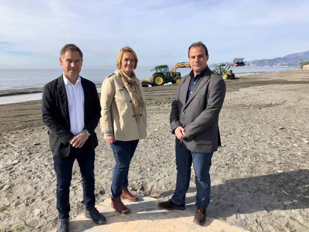 Motril acomete la limpieza de las playas en Navidad para mantener el litoral en perfecto estado también en invierno
